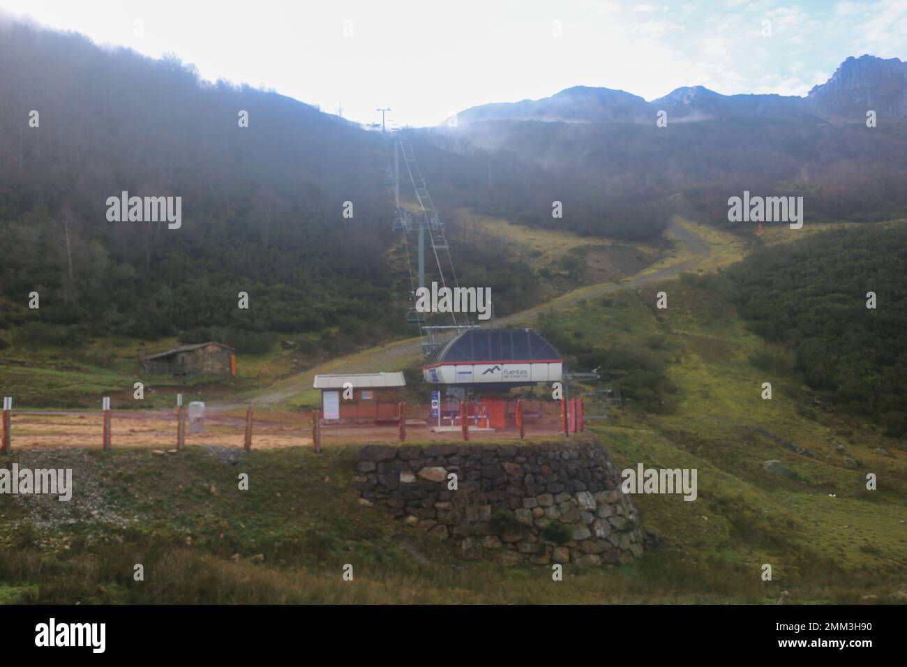 Fuentes de Invierno, Asturias, Spagna. 14th Jan, 2023. Fuentes de Invierno, SPAGNA: Panoramica della stazione sciistica senza neve durante le stazioni sciistiche chiusa per mancanza di neve nella stazione invernale di Fuentes de Invierno, Spagna il 14 gennaio 2023. (Credit Image: © Alberto Brevers/Pacific Press via ZUMA Press Wire) SOLO PER USO EDITORIALE! Non per USO commerciale! Foto Stock