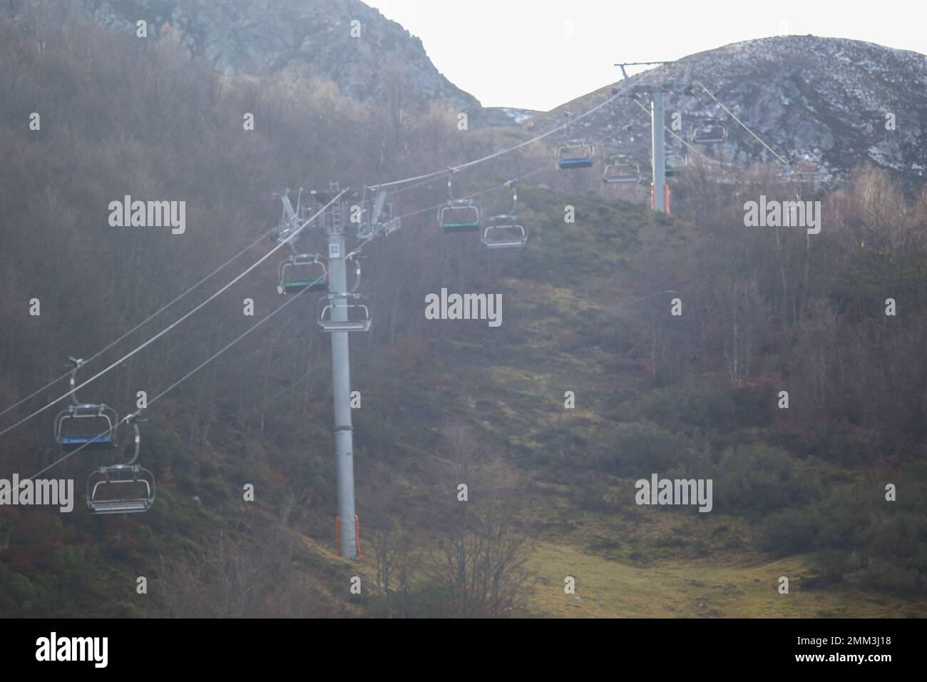 Fuentes de Invierno, Asturias, Spagna. 14th Jan, 2023. Fuentes de Invierno, SPAGNA: Le seggiovie delle stazioni sciistiche sono chiuse durante le stazioni sciistiche a causa della mancanza di neve presso la stazione invernale di Fuentes de Invierno, Spagna, il 14 gennaio 2023. (Credit Image: © Alberto Brevers/Pacific Press via ZUMA Press Wire) SOLO PER USO EDITORIALE! Non per USO commerciale! Foto Stock