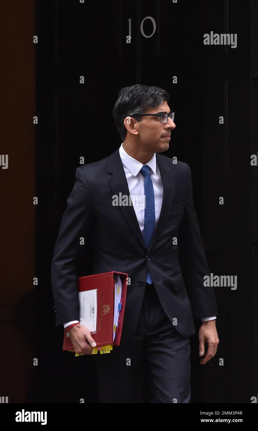 RISHI SUNAK lascia 10 Downing Street per le domande del primo Ministro. Foto Stock