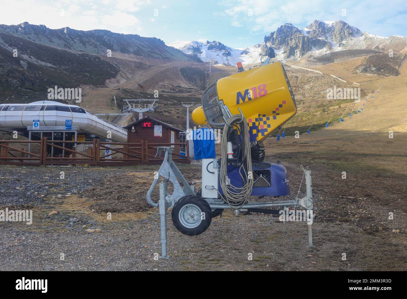 14 gennaio 2023, Cebolledo, Castilla y Leon, Spagna: San Isidro, SPAGNA: Una macchina da neve artificiale si è fermata durante le stazioni sciistiche chiuse per mancanza di neve nella località invernale di San Isidro, Spagna il 14 gennaio 2023. (Credit Image: © Alberto Brevers/Pacific Press via ZUMA Press Wire) SOLO PER USO EDITORIALE! Non per USO commerciale! Foto Stock