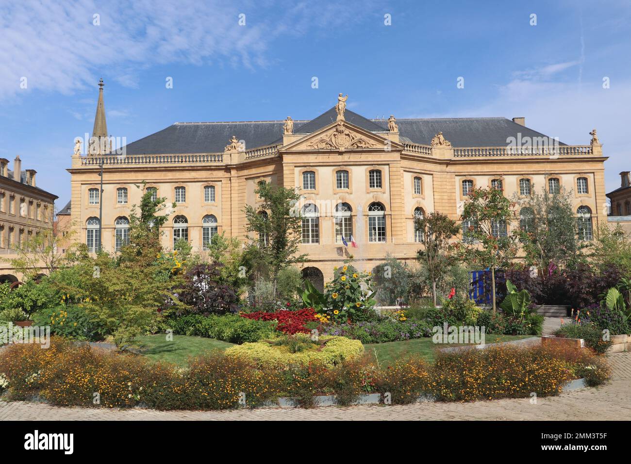 Opera storica e teatro edificio con giardino nella città francese Metz, Francia, agosto 30 2022 Foto Stock