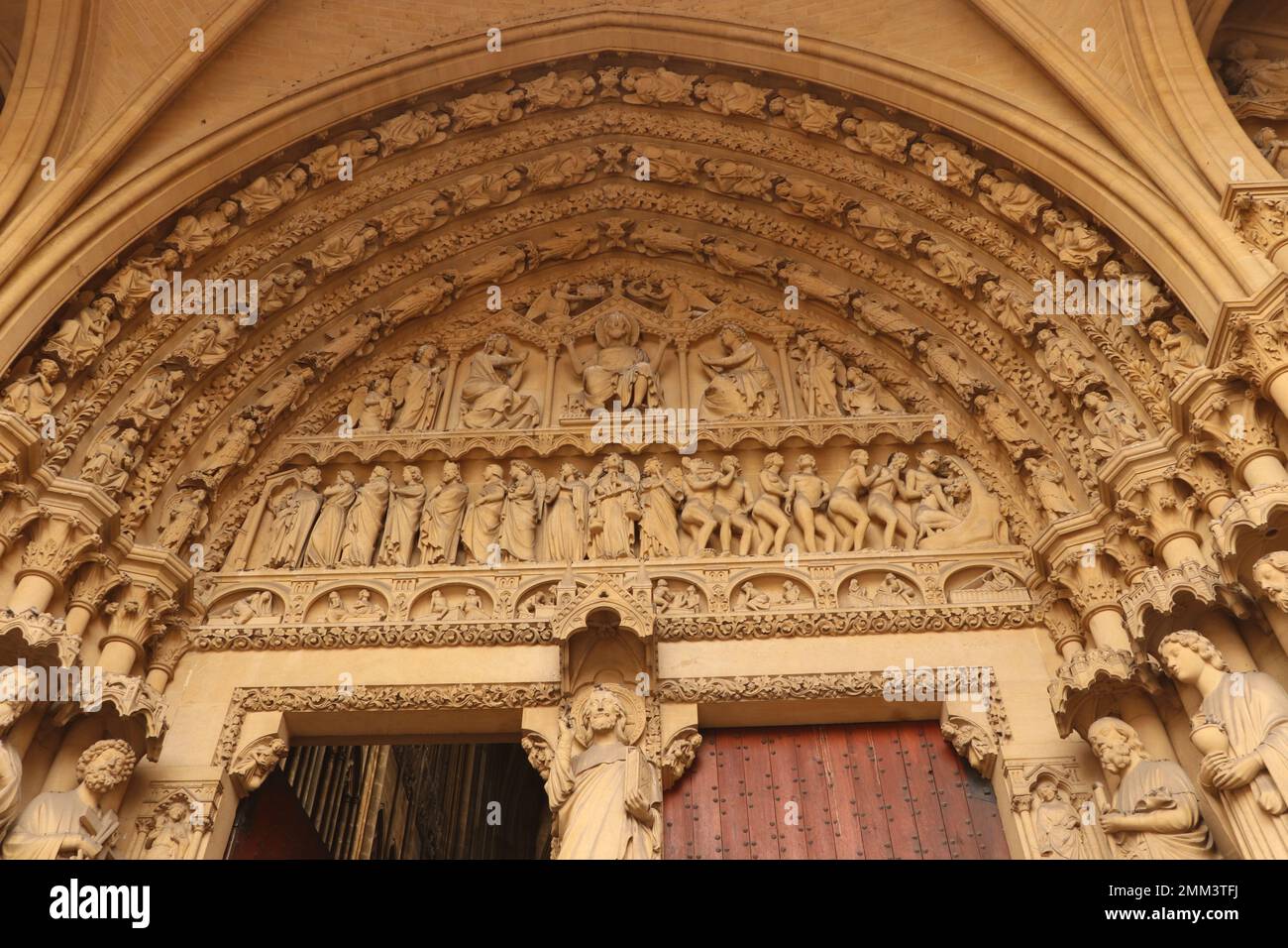 Timpano con l'ultimo giudizio sulla facciata della cattedrale di Saint Étienne nella città francese Metz Foto Stock