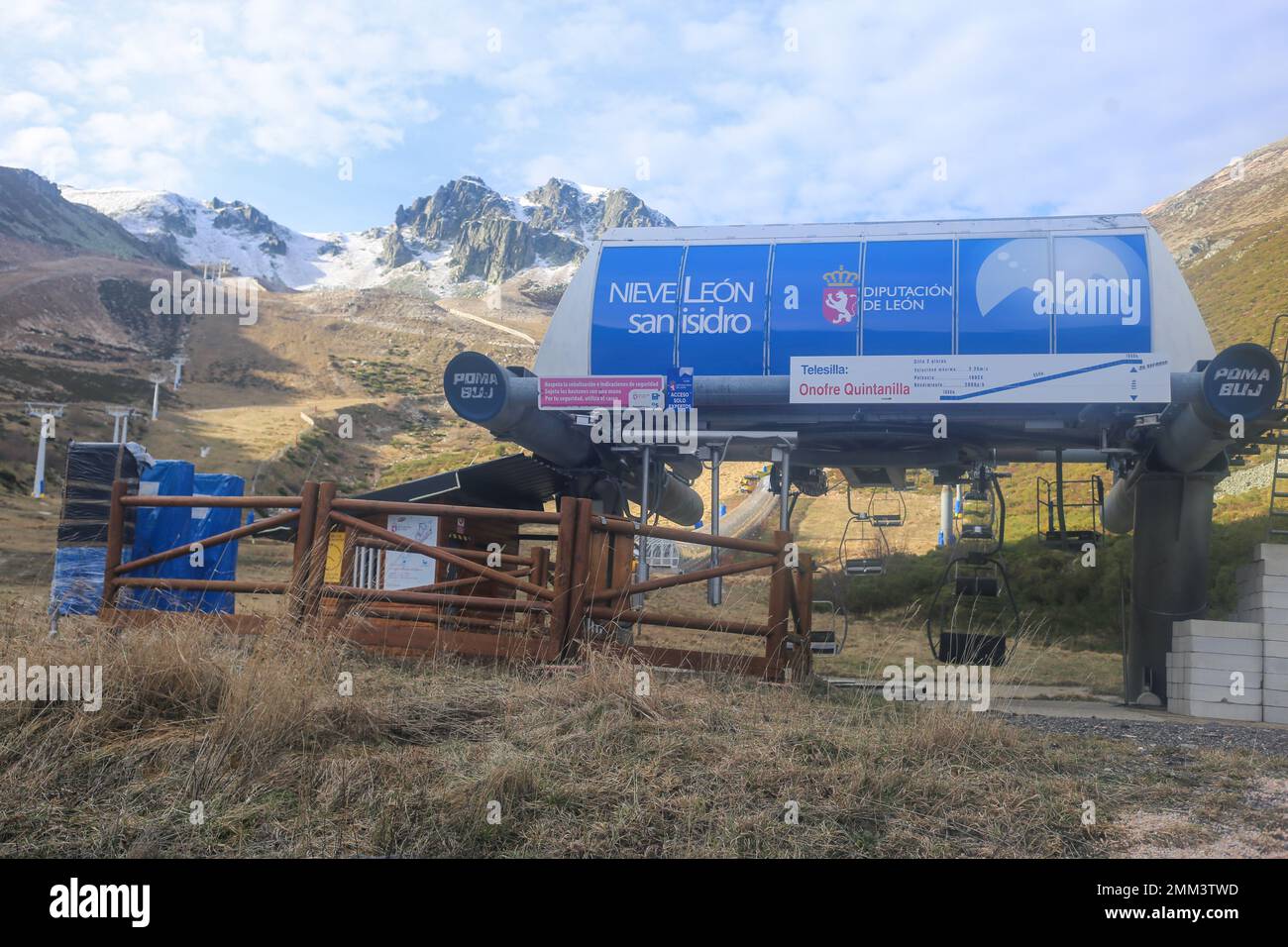 14 gennaio 2023, Cebolledo, Castilla y Leon, Spagna: San Isidro, SPAGNA: Gli impianti di risalita della stazione sono chiusi durante le stazioni sciistiche per mancanza di neve nella stazione invernale di San Isidro, Spagna il 14 gennaio 2023. (Credit Image: © Alberto Brevers/Pacific Press via ZUMA Press Wire) SOLO PER USO EDITORIALE! Non per USO commerciale! Foto Stock