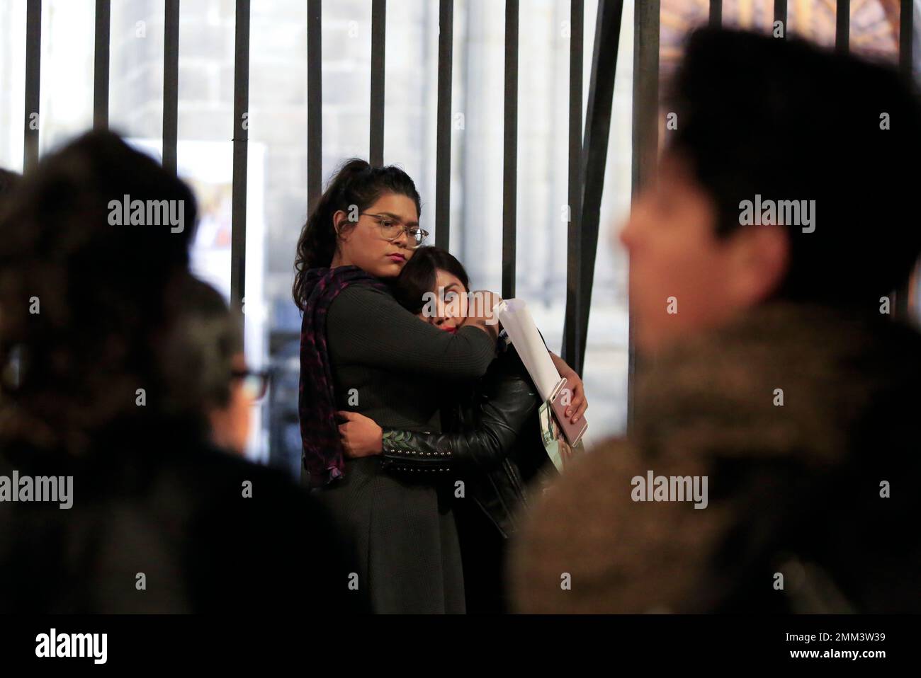 People embrace as dozens of transgender women and allies gather to commemorate murdered members of their community, in the Zocalo in Mexico City, on Transgender Day of Remembrance, Tuesday, Nov. 20, 2018. In one of the world's deadliest countries for transgender people, members of the trans and non-binary community marked the day by taping the names of more than 100 murdered transgender women to security fences outside the National Palace. (AP Photo/Rebecca Blackwell) Foto Stock