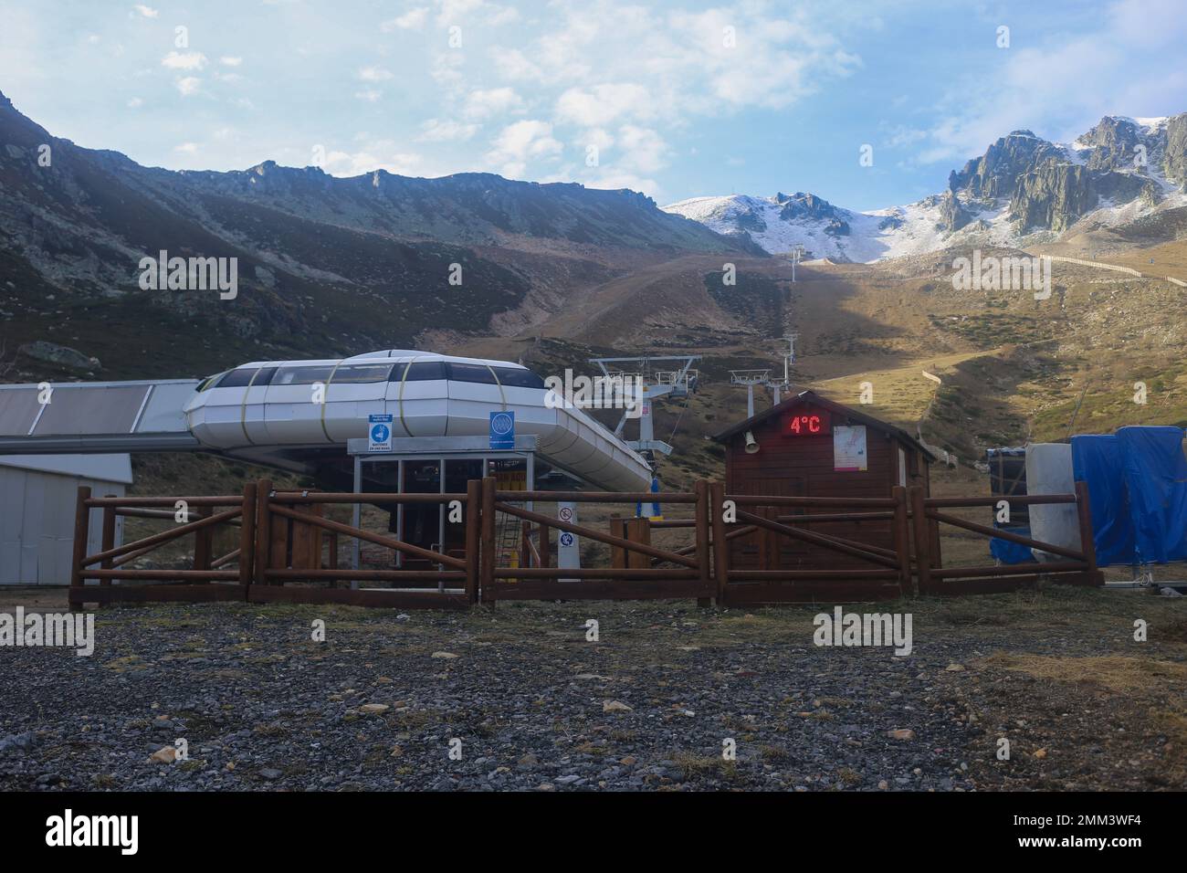 14 gennaio 2023, Cebolledo, Castilla y Leon, Spagna: San Isidro, SPAGNA: Gli impianti di risalita della stazione sono chiusi durante le stazioni sciistiche per mancanza di neve nella stazione invernale di San Isidro, Spagna il 14 gennaio 2023. (Credit Image: © Alberto Brevers/Pacific Press via ZUMA Press Wire) SOLO PER USO EDITORIALE! Non per USO commerciale! Foto Stock