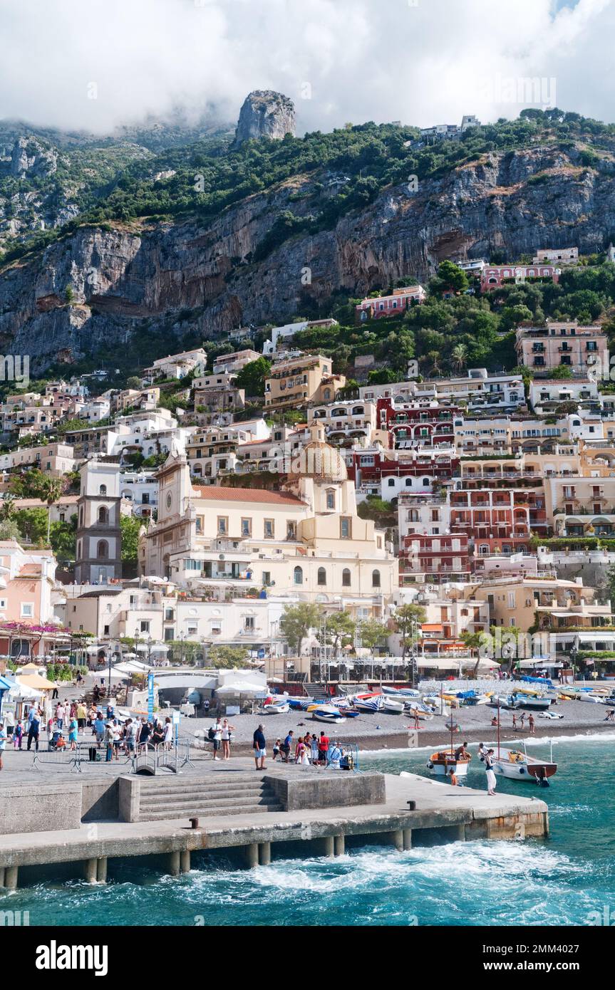 Vista di Positano, Costiera Amalfitana, dal mare Foto Stock