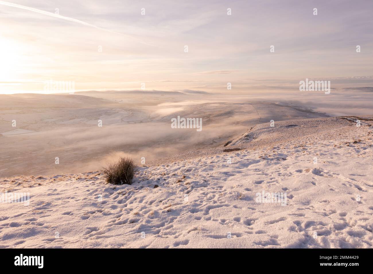 Paesaggio innevato dall'altopiano sommitale della montagna di Pen-y-ghent in inverno - una delle tre vette dello Yorkshire nel Parco Nazionale delle Dales dello Yorkshire - wi Foto Stock