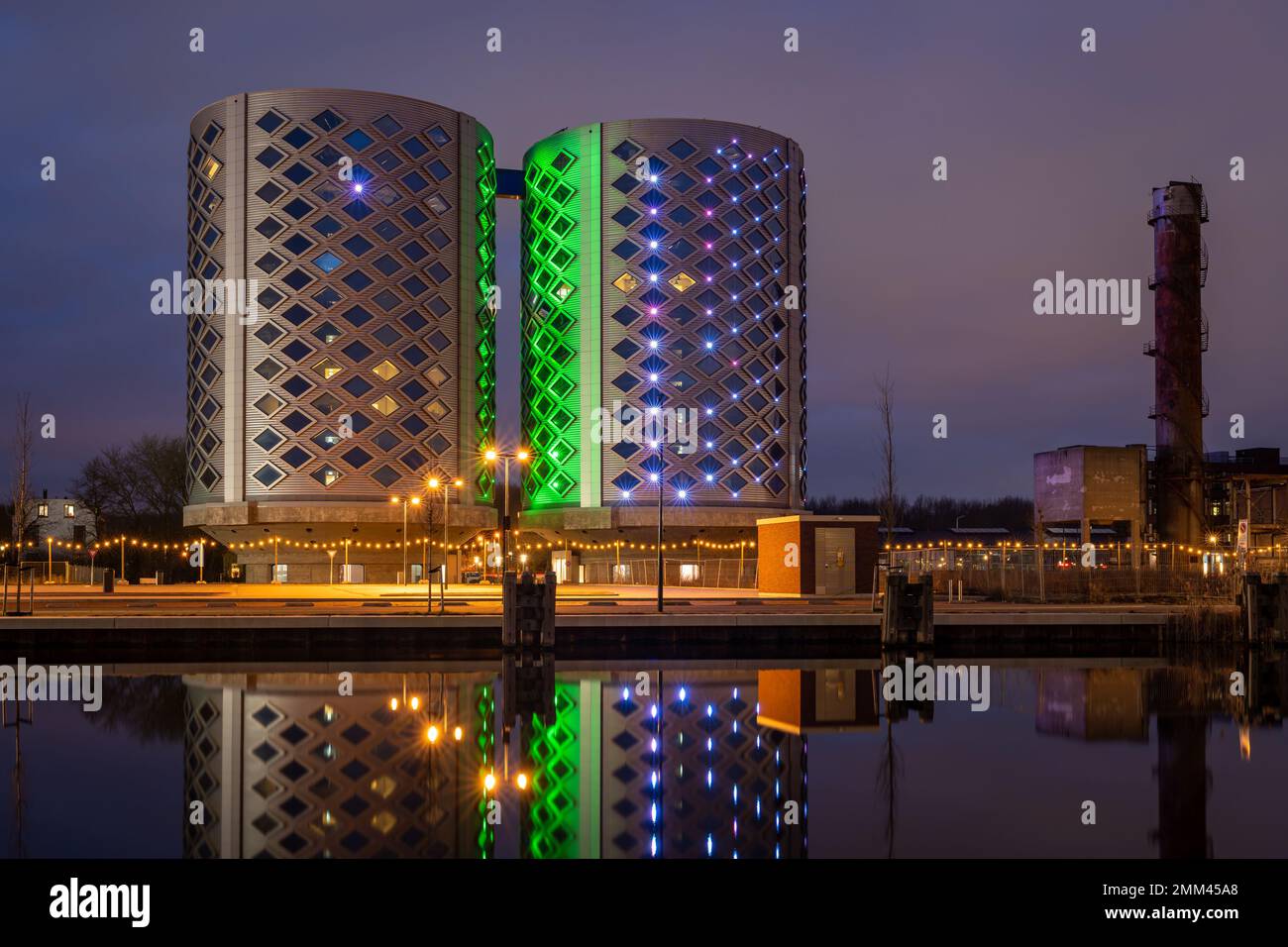 Halfweg, Paesi Bassi, 28.01.2023, Vista della città di zucchero, ex sili di zucchero trasformato in moderni edifici di uffici Foto Stock