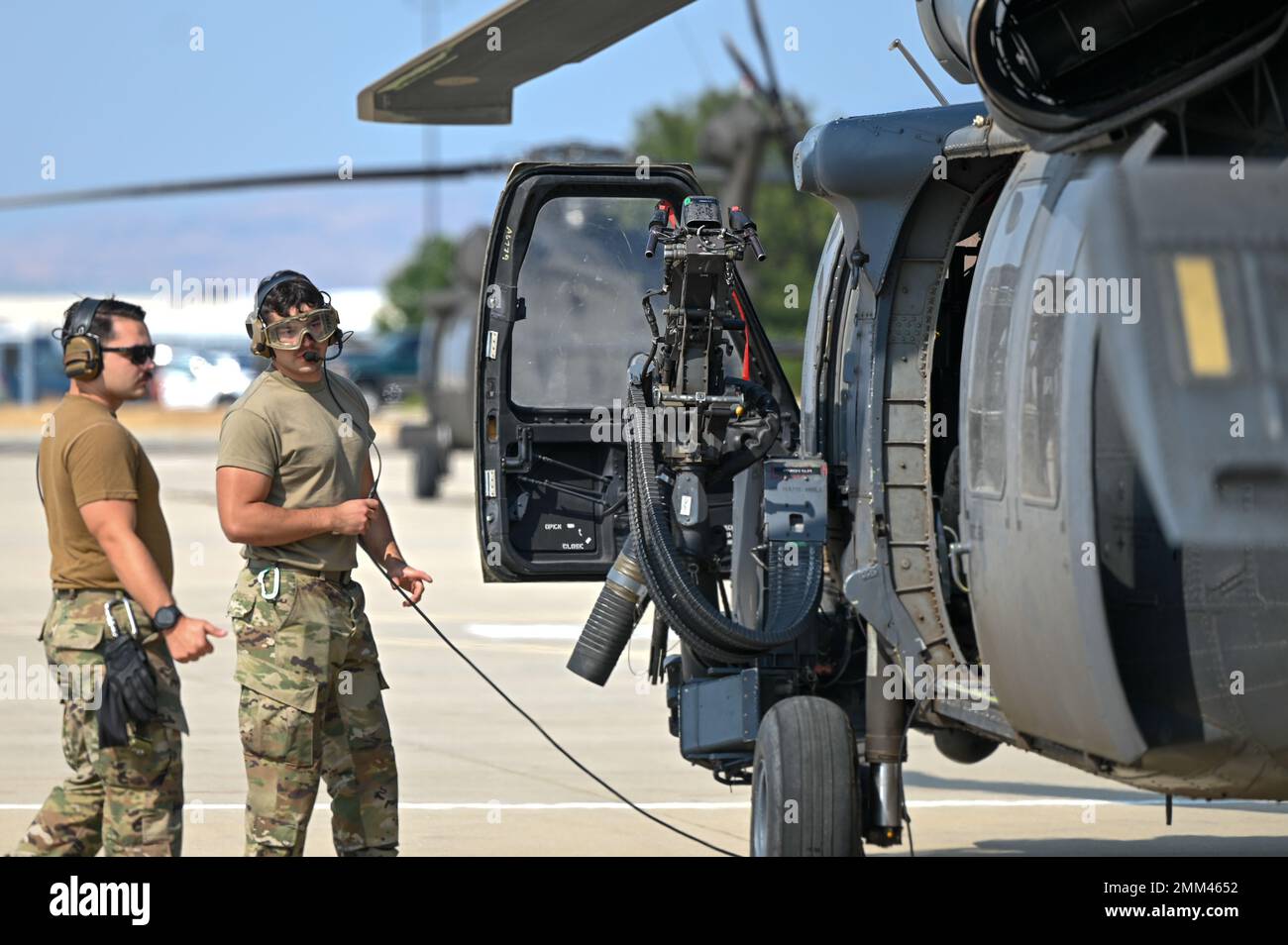 Airman 1st Class Sam Zamora, 55th Rescue Generation Squadron Maintenance Crew Chief, marescialli in un HH-60G Pavehawk presso la Gowen Field Air National Guard base, Idaho, 14 settembre 2022. Durante il parcheggio, il pilota ha iniziato un giro di 360 gradi; questi non vengono eseguiti presso la base dell'aeronautica di Davis-Monthan, quindi sono state adottate ulteriori precauzioni. Foto Stock