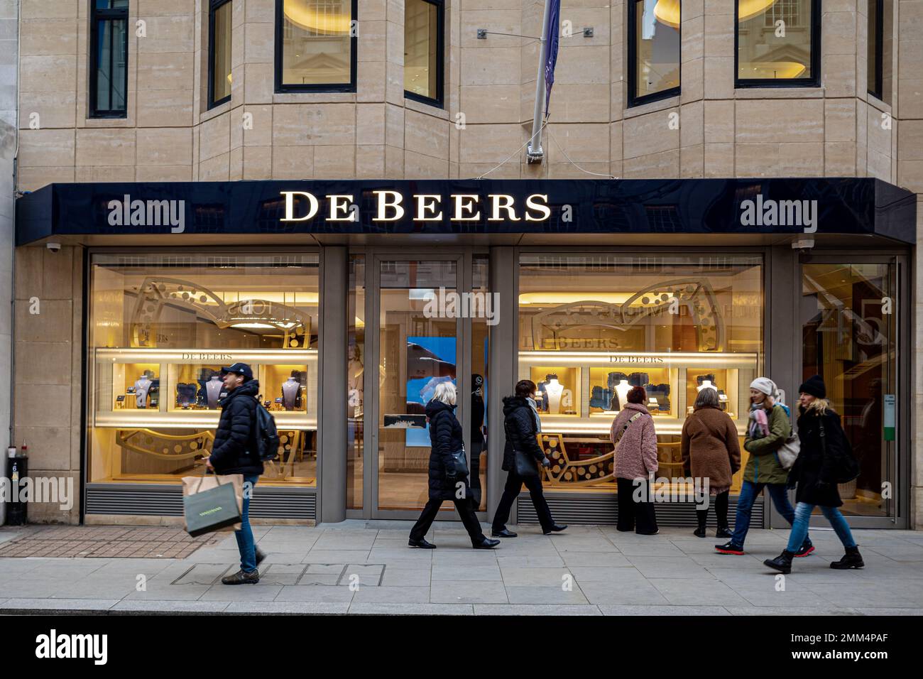 De Beers Parigi Old Bond Street Mayfair Londra. De Beers è un'azienda di gioielleria di alta classe e Diamond fondata nel 1888. Foto Stock