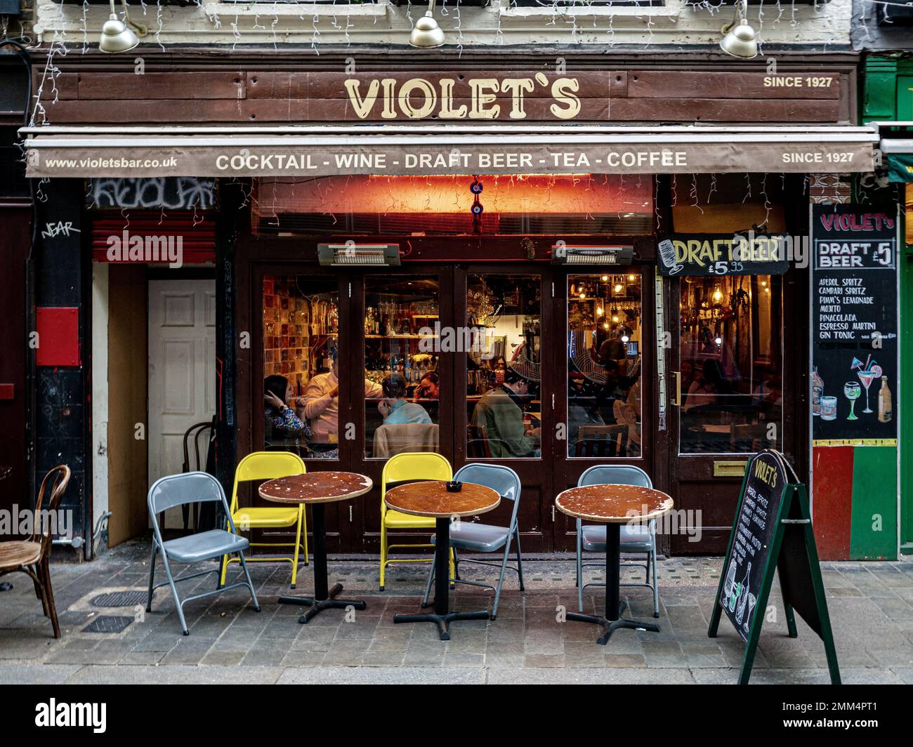 Violet's Bar Soho London - Violet's Bar al 19 di Berwick Street Soho London. Foto Stock