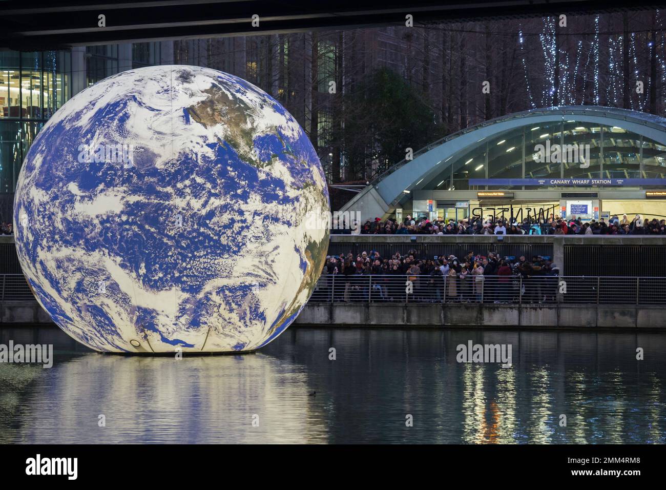 Luci invernali al Canary Wharf 2023 Terra galleggiante. L'installazione fa parte del festival annuale delle luci invernali di Canary Wharf Foto Stock