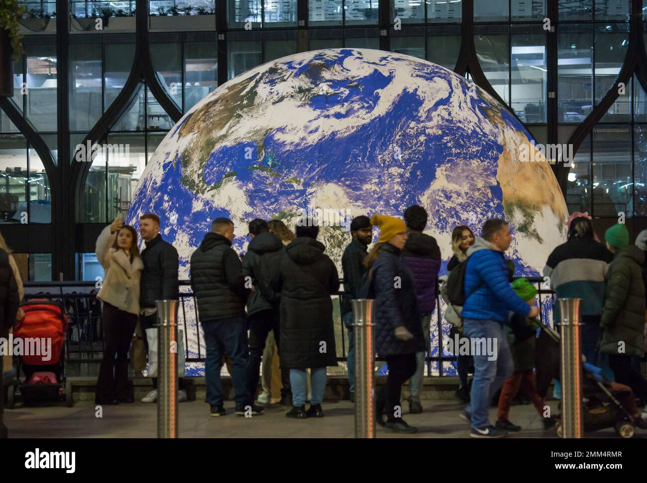 Luci invernali al Canary Wharf 2023 Terra galleggiante. L'installazione fa parte del festival annuale delle luci invernali di Canary Wharf Foto Stock