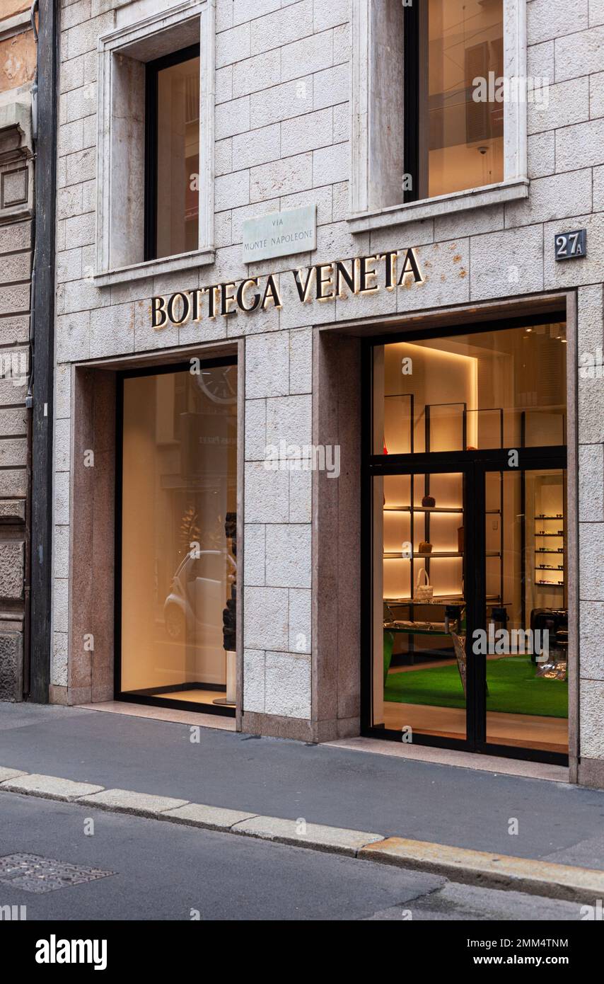 Milano, Italia - Ottobre 16, 2022: La boutique Bottega Veneta di Montenapoleone, Milano, è una destinazione di lusso per la moda di ultima generazione. Foto Stock