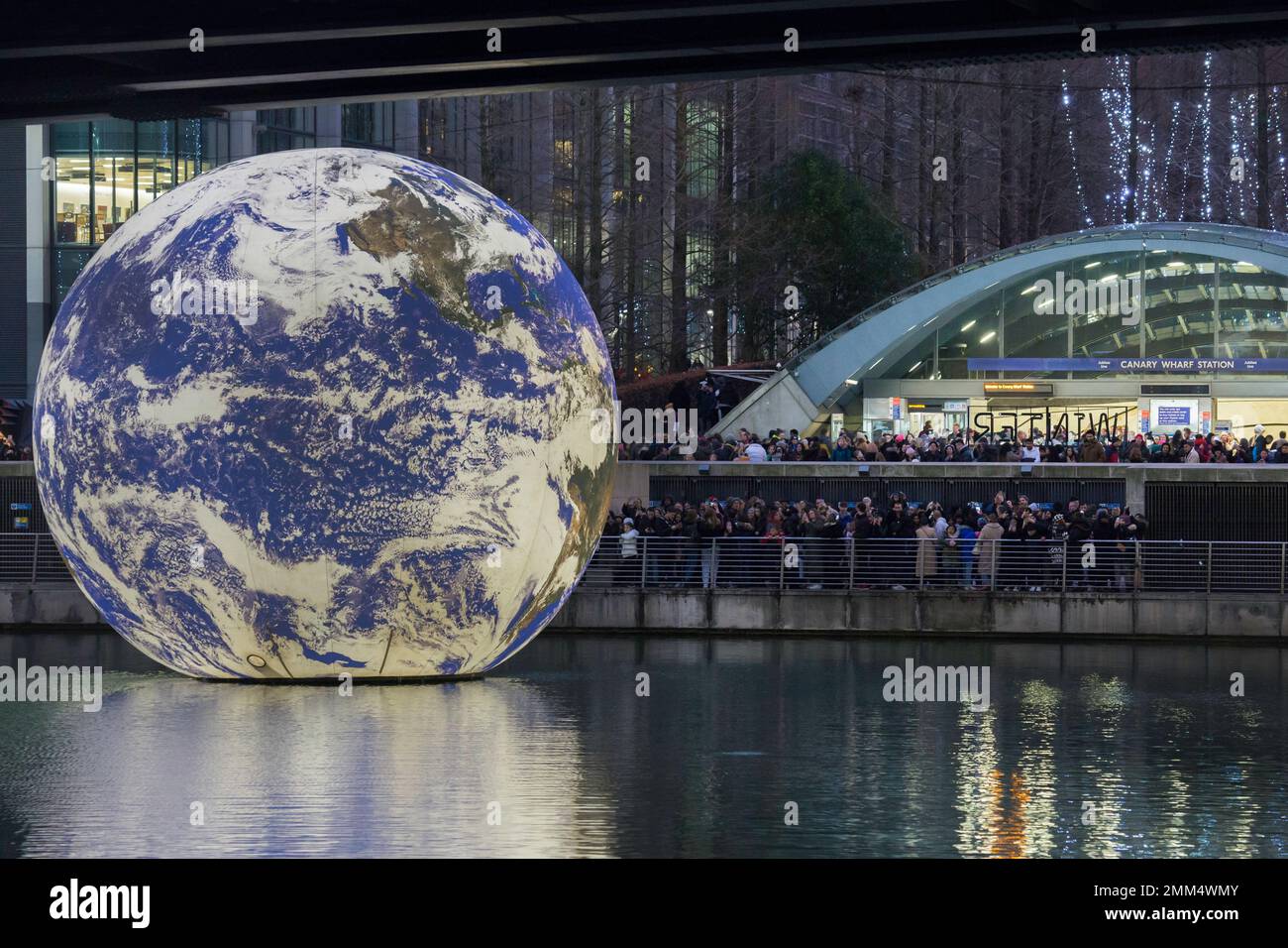 Winter Lights al Canary Wharf 2023 Floating Earth, l'installazione fa parte dell'annuale festival delle luci invernali di Canary Wharf Foto Stock