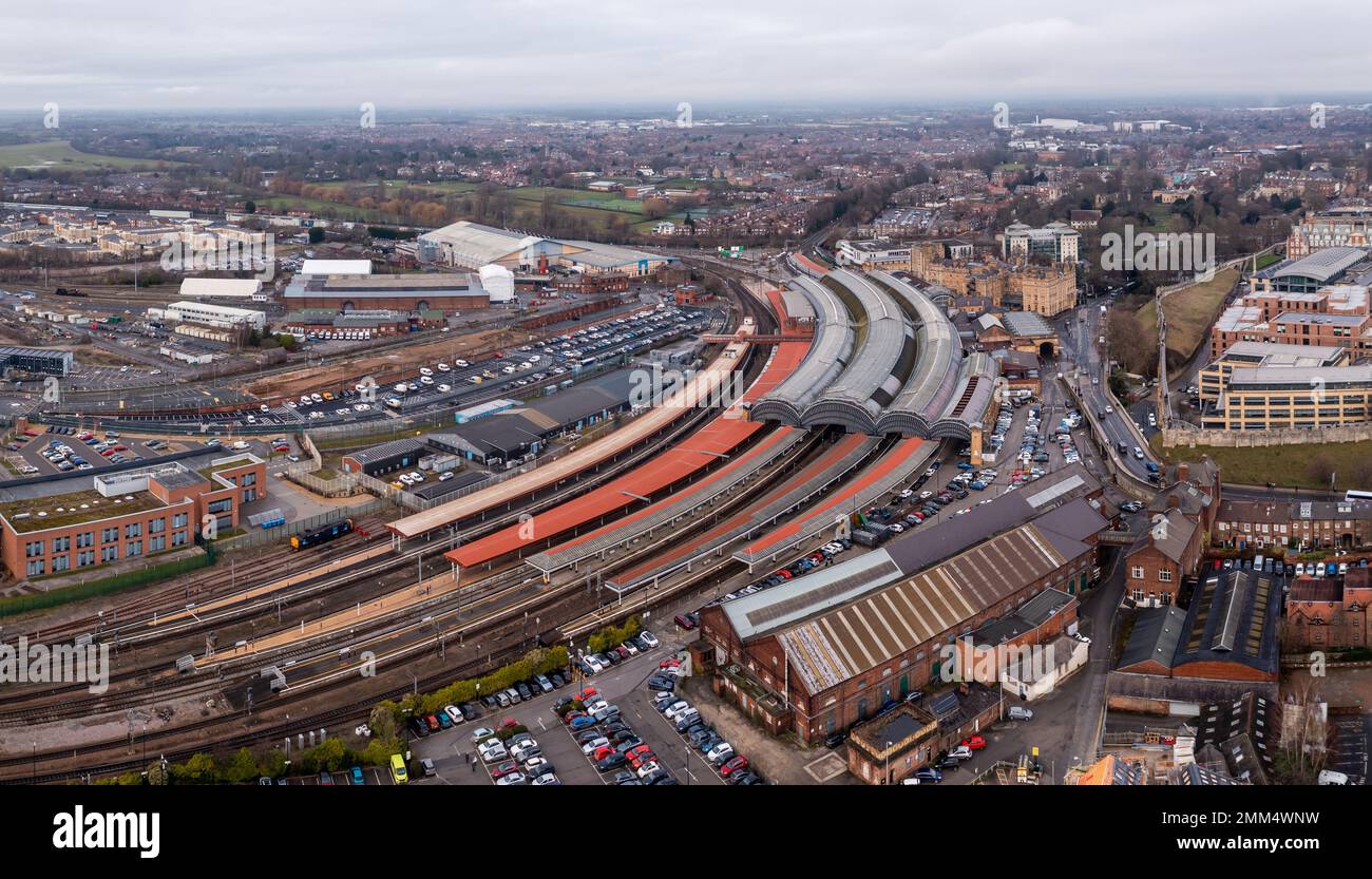 YORK, REGNO UNITO - 28 GENNAIO 2023. Una vista aerea degli edifici e dell'area circostante della stazione ferroviaria di York nel North Yorkshire Foto Stock