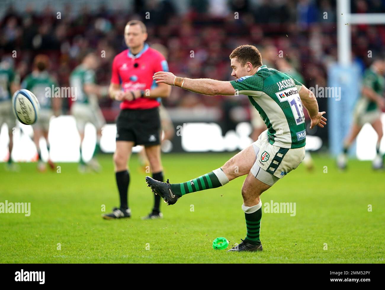 Il London Irish's Paddy Jackson ottiene una conversione durante la partita Gallagher Premiership al GTECH Community Stadium, Londra. Data immagine: Domenica 29 gennaio 2023. Foto Stock