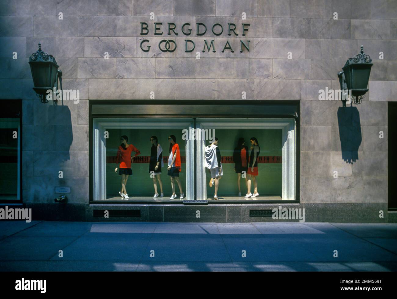 1987 STORICO BERGDORF GOODMAN NEGOZIO WINDOWS FIFTH AVENUE MANHATTAN NEW YORK CITTÀ USA Foto Stock