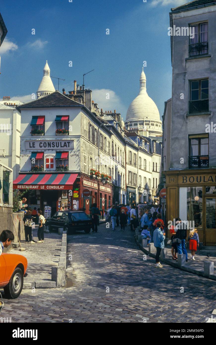 1987 STORICO CAFE ALL'APERTO RUE NORVINS MONTMARTRE PARIGI FRANCIA Foto Stock