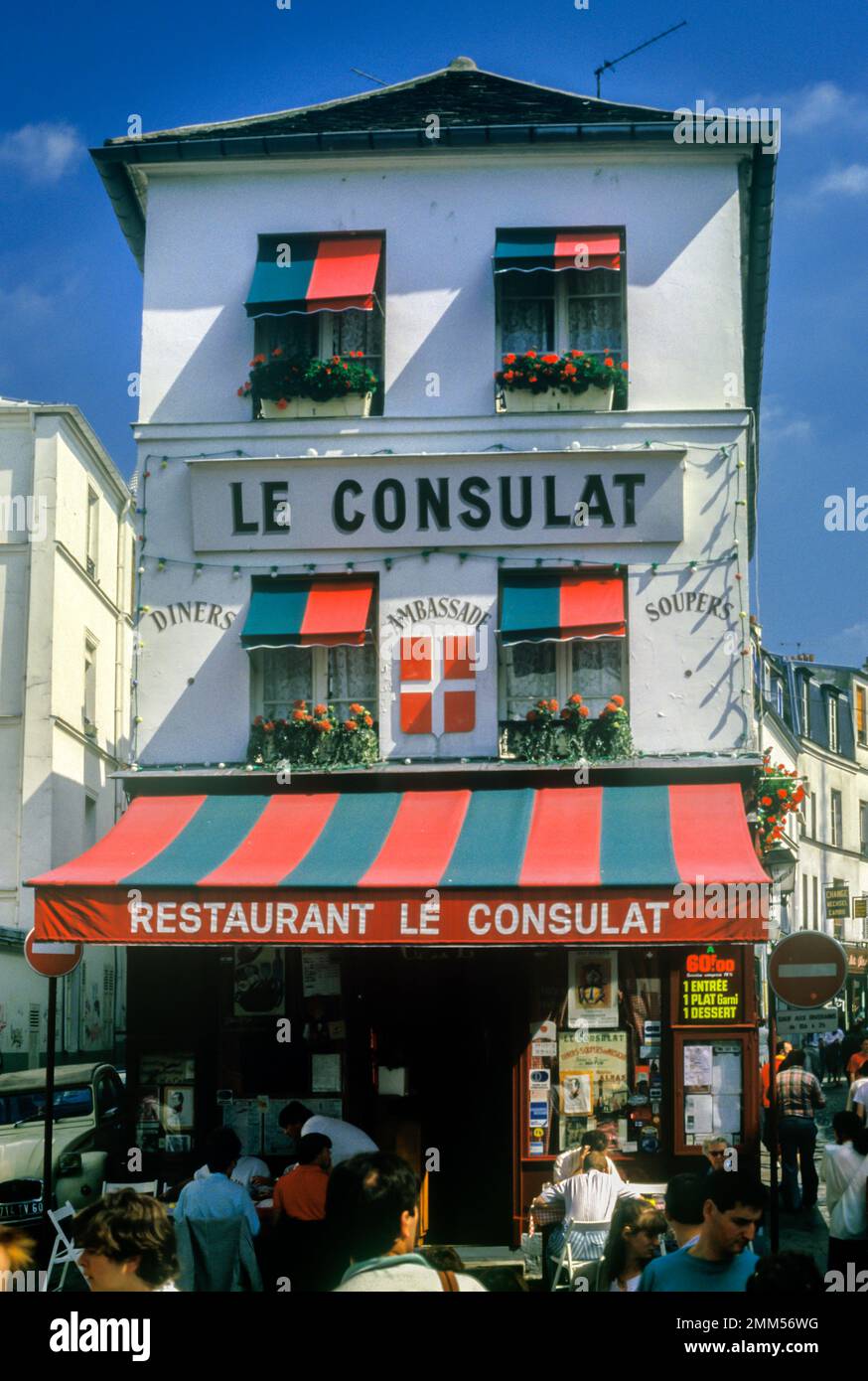1987 CAFFÈ ALL'APERTO STORICO LE CONSULAT MONTMARTRE PARIGI FRANCIA Foto Stock