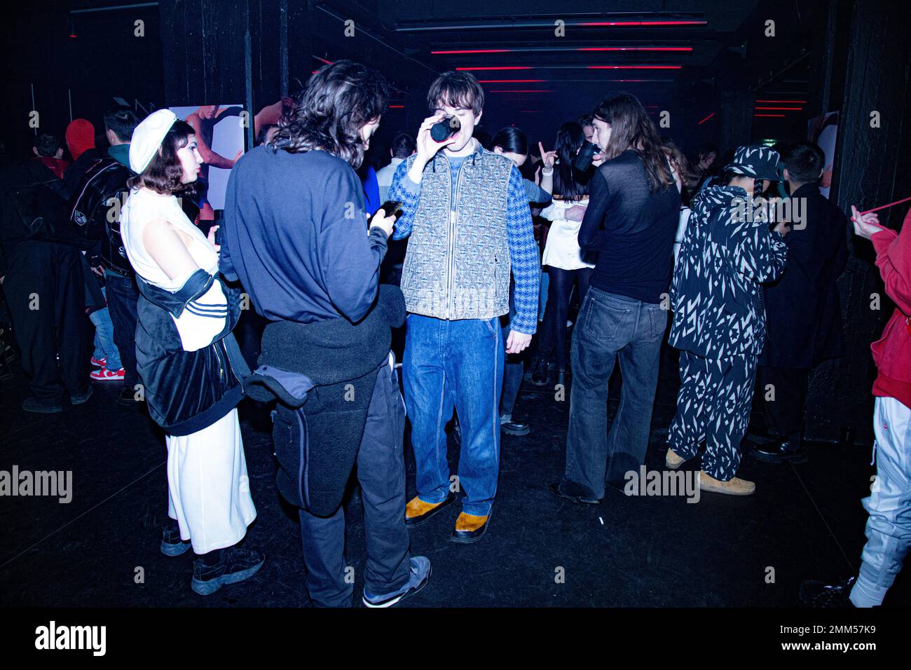 JW Anderson Party Milano Fashion Week Men 23 Vuoi commemorare la tua festa con stile a JW Anderson? Foto Stock