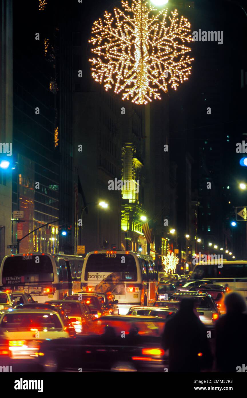 1987 gigante storico di Cristallo Swarovski natale il simbolo del fiocco di neve sospesa al di sopra di Fifth Avenue di Manhattan A NEW YORK CITY USA Foto Stock