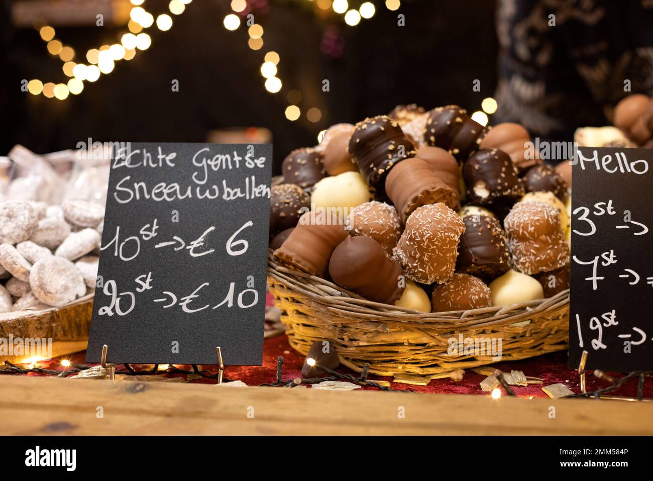 'Gentse starneuwballen' - tipiche caramelle belghe al mercatino di Natale nel centro di Gand - Fiandre Foto Stock