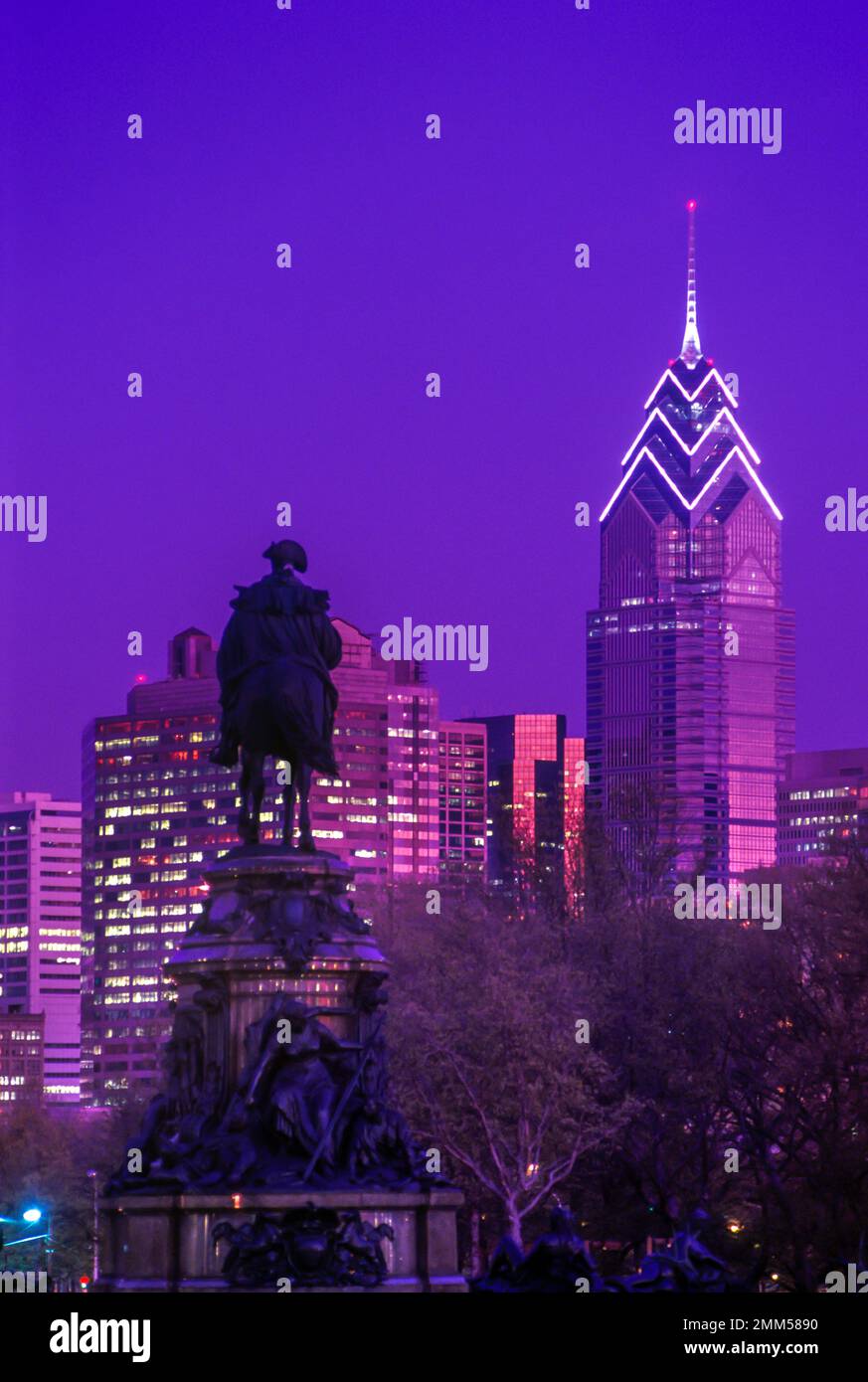 1988 MONUMENTO STORICO DI GEORGE WASHINGTON (©RUDOLF SEIMERING 1897) LIBERTY PLACE TOWER (©HELMUT JAHN 1990) PHILADELPHIA PENNSYLVANIA USA Foto Stock