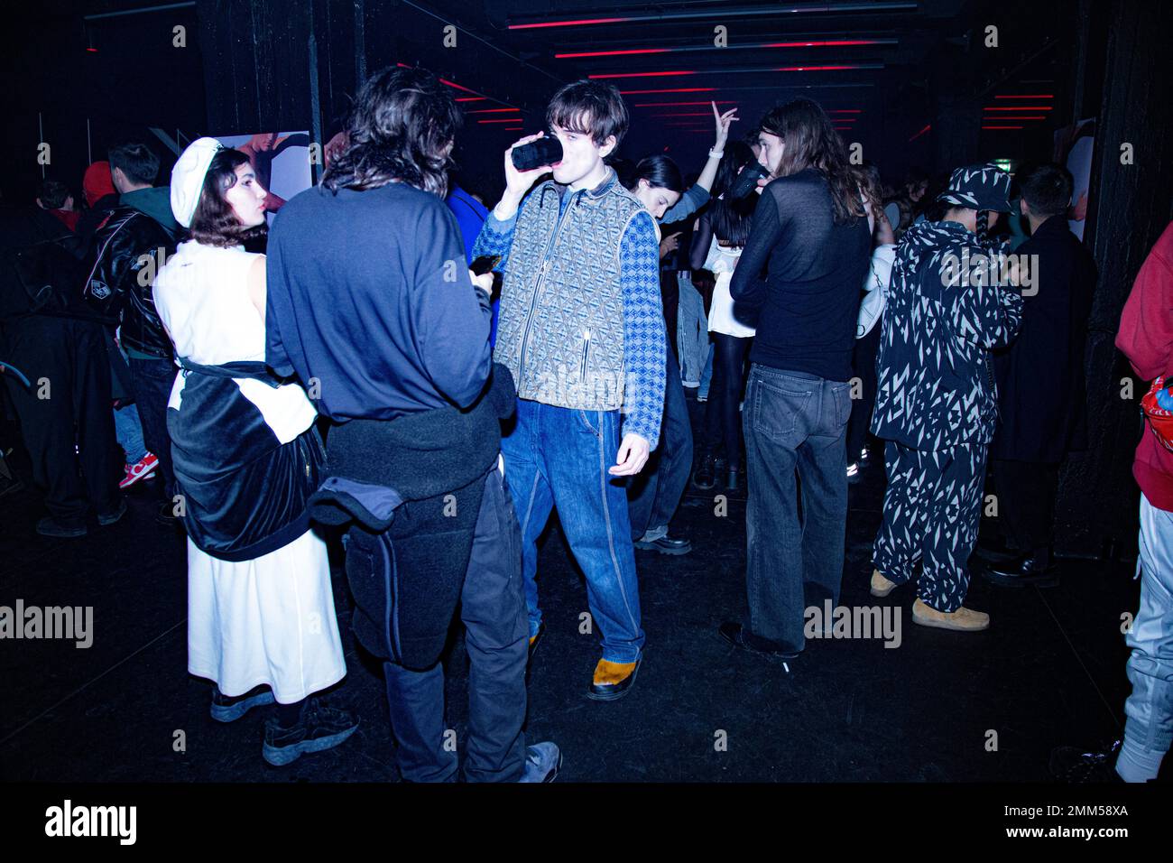 JW Anderson Party Milano Fashion Week Men 23 Vuoi commemorare la tua festa con stile a JW Anderson? Foto Stock