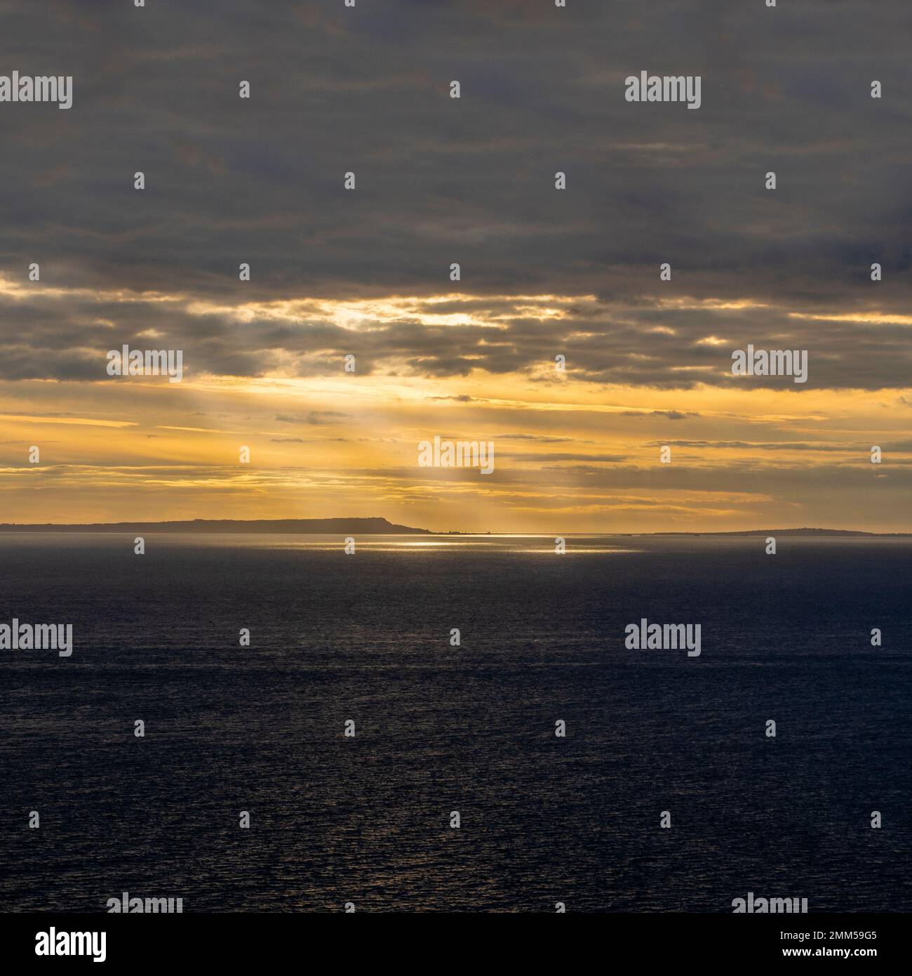 Raggi solari sull'isola di Portland, Dorset, Inghilterra, Regno Unito Foto Stock