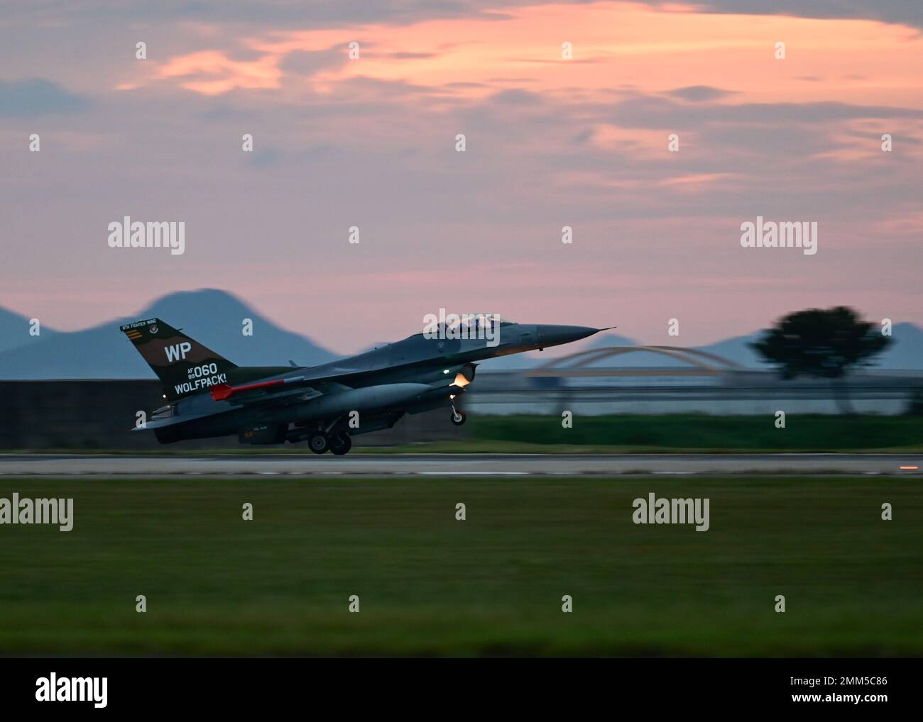 Un F-16 Fighting Falcon, il velivolo ammiraglia di 8th Fighter Wing, atterra sulla pista della base aerea di Kunsan, Repubblica di Corea, 14 settembre 2022. I velivoli della nave ammiraglia sono assegnati tipicamente al comandante dell'ala e mostrano un lavoro di vernice su ordinazione relativo all'ala. Foto Stock