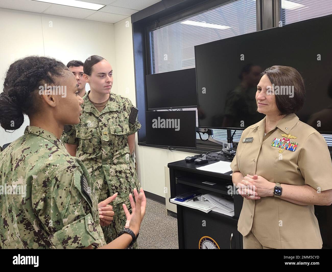 CATONSVILLE, Md Jennifer Couture, comandante, Naval Service Training Command (NSTC), parla con gli internshipmen del consorzio dell'Università del Maryland (Baltimore County) Naval Reserve Officers Training Corps (NROTC), durante una recente visita alla scuola qui, settembre 15. Couture ha parlato con l'unità circa la leadership, i cambiamenti al programma NROTC per migliorare l'addestramento, la durezza del guerriero e la necessità che i combattenti di guerra siano pronti a guidare la U. S. Navy e Marine Corps nel futuro. Foto Stock