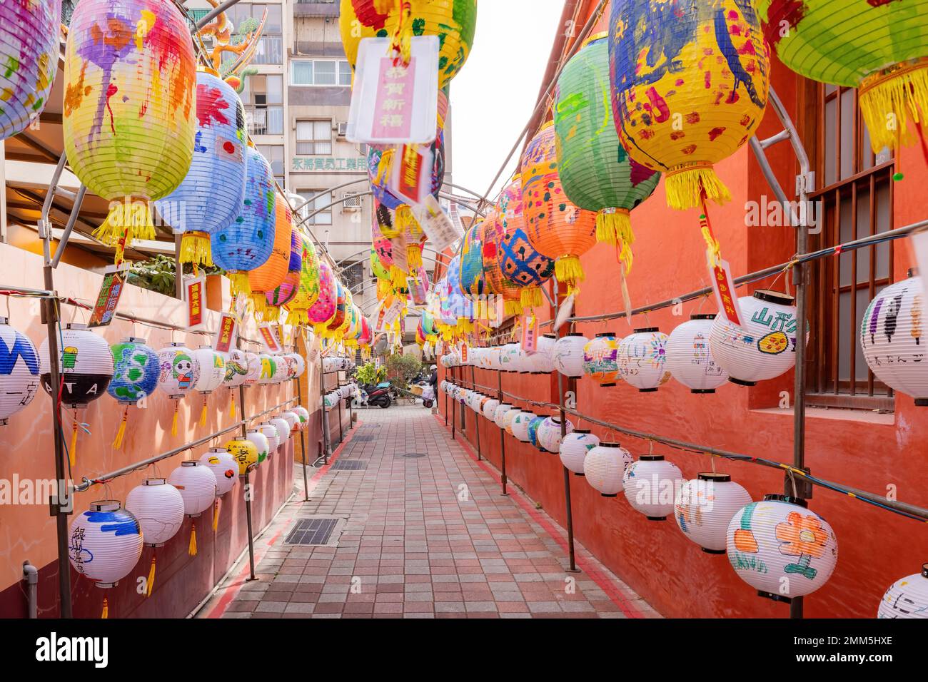 Tainan, 5 2023 GENNAIO - Santuario ancestrale di Koxinga con molte lanterne appese Foto Stock