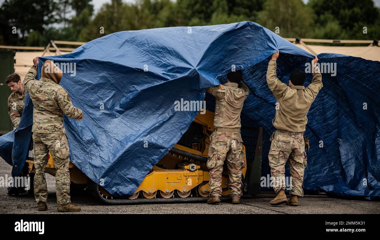 Gli airmen assegnati allo Squadron di risposta di contingenza 435th partecipano alla formazione di prevenzione di contaminazione durante l'esercitazione Agile Wolf 22 a Koszalin, Polonia, 14 settembre 2022. Esercizio Agile Wolf mette Airmen in un ambiente di lavoro agile in combattimento in cui devono utilizzare tecniche di risoluzione dei problemi e mettere alla prova le proprie conoscenze che consentono loro di affinare le proprie competenze e aumentare la preparazione per eventi reali quando si presentano. Foto Stock