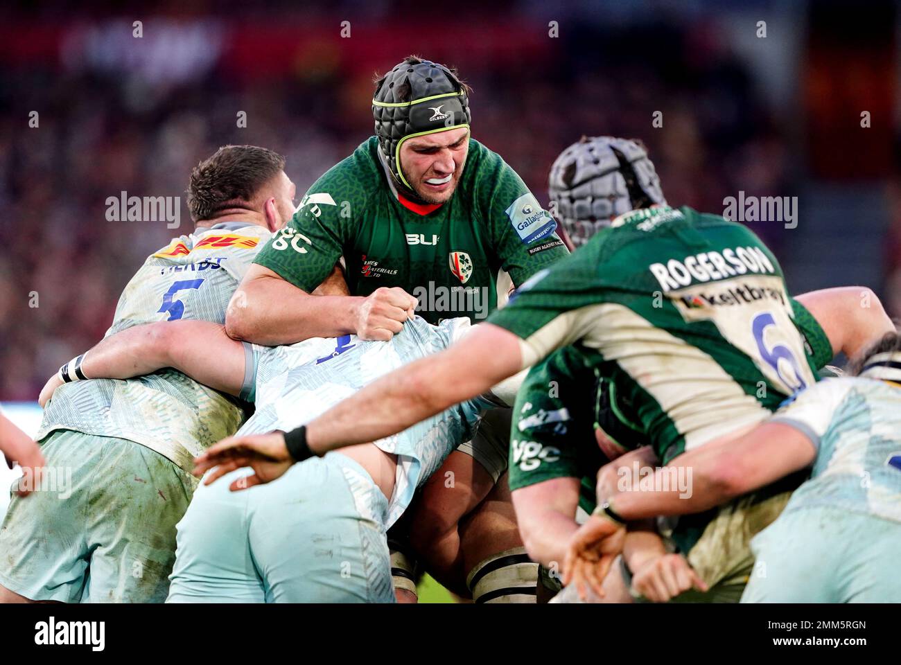 Rob Simmons (top) irlandese di Londra in azione durante la partita Gallagher Premiership al GTECH Community Stadium, Londra. Data immagine: Domenica 29 gennaio 2023. Foto Stock