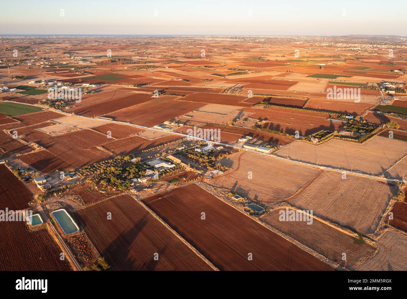 Foto drone di campi con suolo rosso intorno al villaggio di Avgorou nel distretto di Famagosta nel paese isola di Cipro Foto Stock