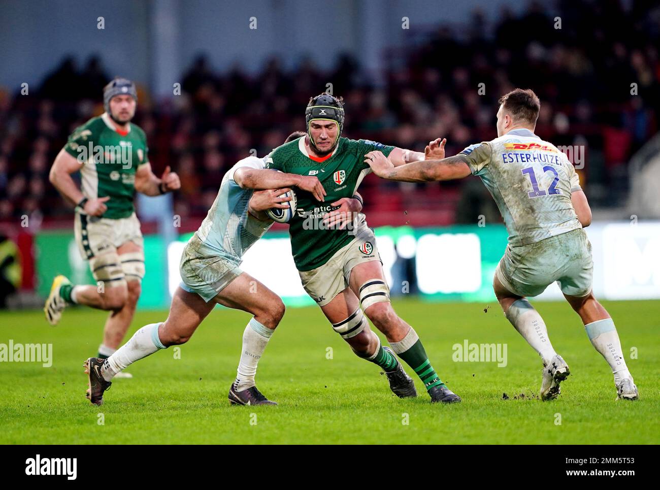 Il centro irlandese di Londra Rob Simmons è affrontato da Andre Esterhuizen (a destra) di Harlequins durante la partita Gallagher Premiership al GTECH Community Stadium di Londra. Data immagine: Domenica 29 gennaio 2023. Foto Stock