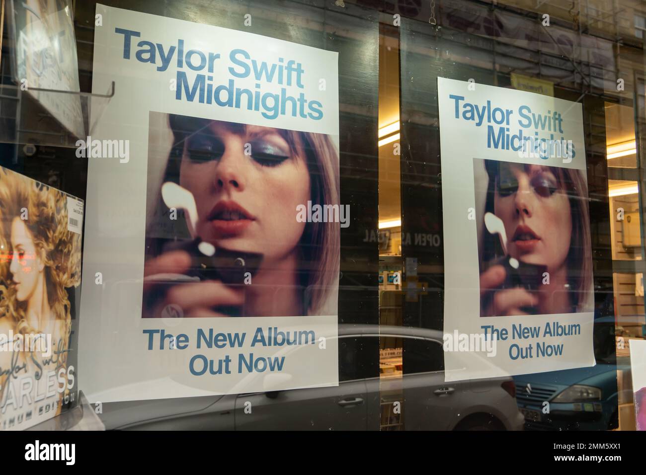 Materiale pubblicitario per l'album Midnights di Taylor Swift esposto in una vetrina discografica. Foto Stock