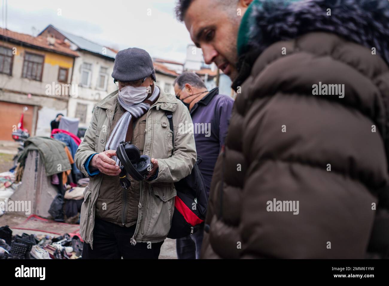 Ankara, Turchia. 29th Jan, 2023. Un uomo esamina una cuffia per telefono usata. Il mercato delle pulci, che è istituito durante i fine settimana in Piazza Ankara Ulus, è stato visitato da più persone negli ultimi mesi a causa dell'elevata inflazione vissuta in Turchia. Il tasso di inflazione del 64% annunciato dall'Istituto statistico turco (TUIK) è ritenuto più elevato da molte associazioni economiche indipendenti. Credit: SOPA Images Limited/Alamy Live News Foto Stock