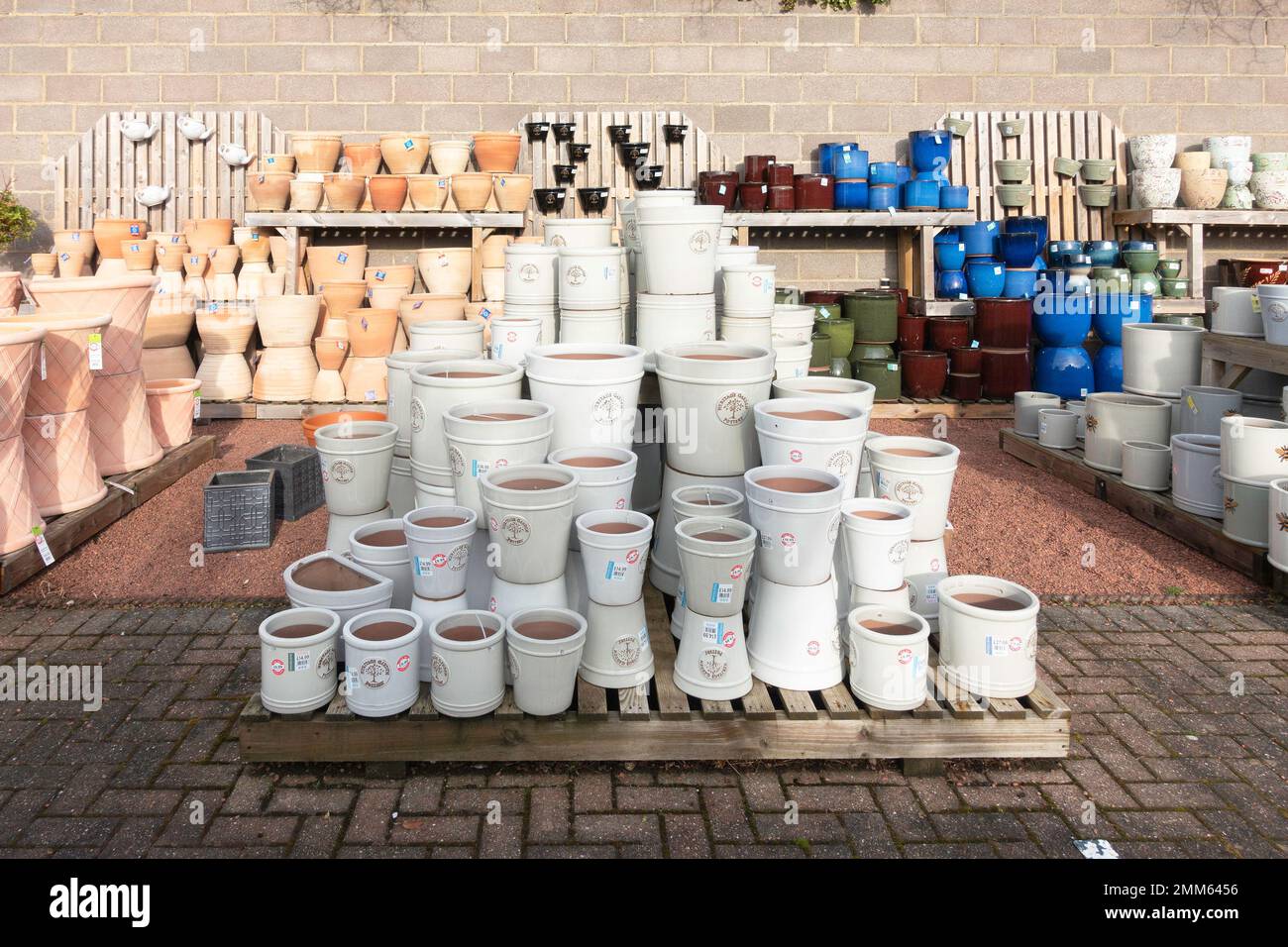 Una grande pila di vasi di ceramica per piantare in un centro del giardino Foto Stock