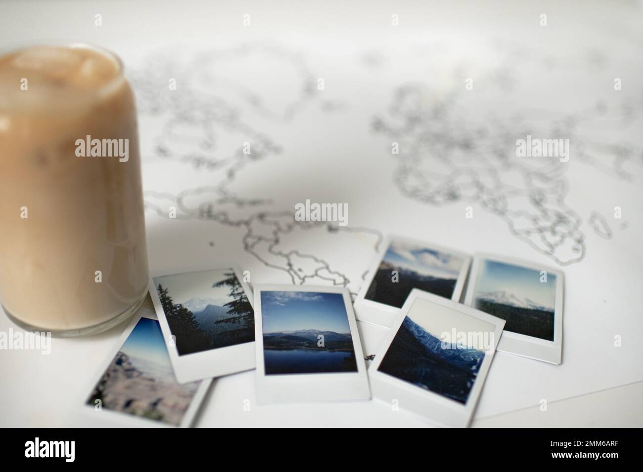 Foto Polaroid Layout delle montagne sulla mappa del mondo di viaggio Foto Stock