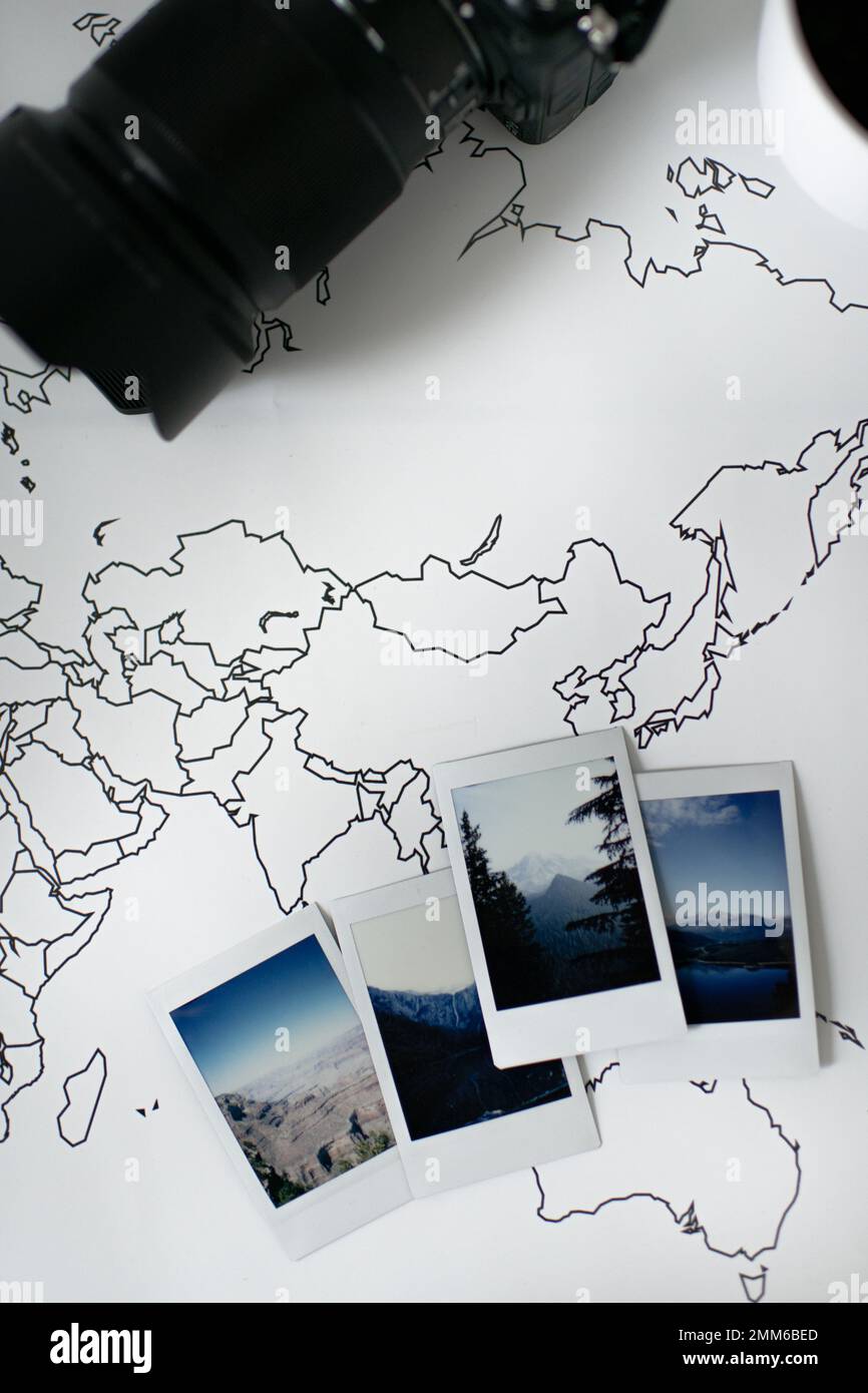 Polaroid Foto Layout delle montagne sulla mappa del mondo di viaggio con fotocamera Foto Stock