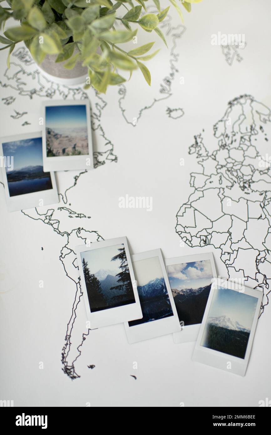 Mountain Polaroid Foto sulla mappa del mondo di viaggio con decorazione di piante Foto Stock
