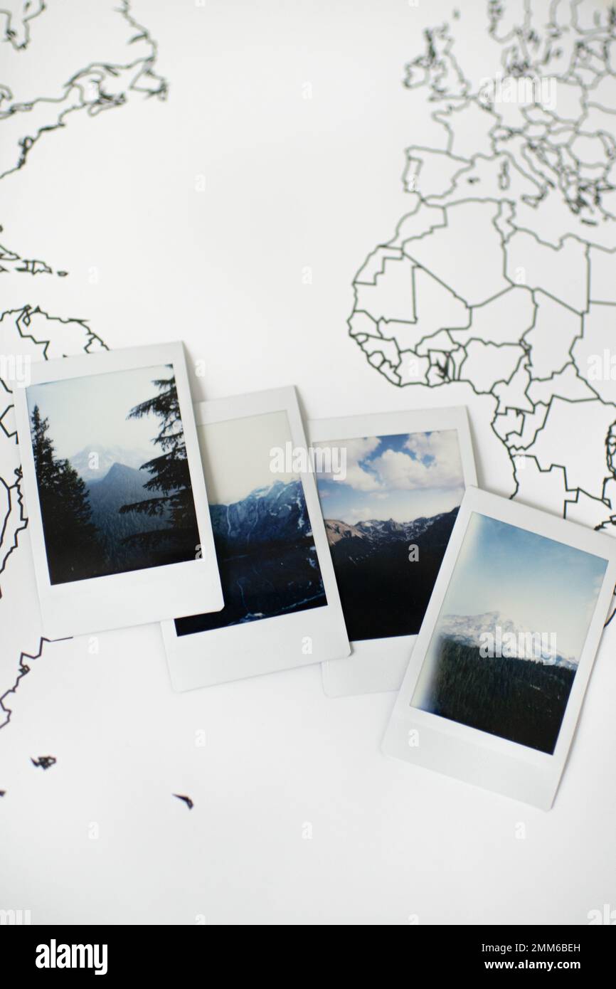 Polaroid Foto Layout di Scenic Mountains su Travel World Map Foto Stock