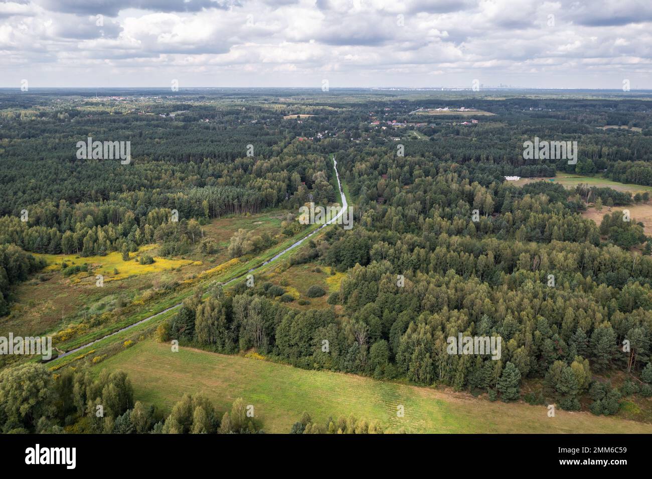 Vista aerea del drone dal villaggio di Czarny Las con il fiume Czarna vicino alla città di Gora Kalwaria, Polonia Foto Stock
