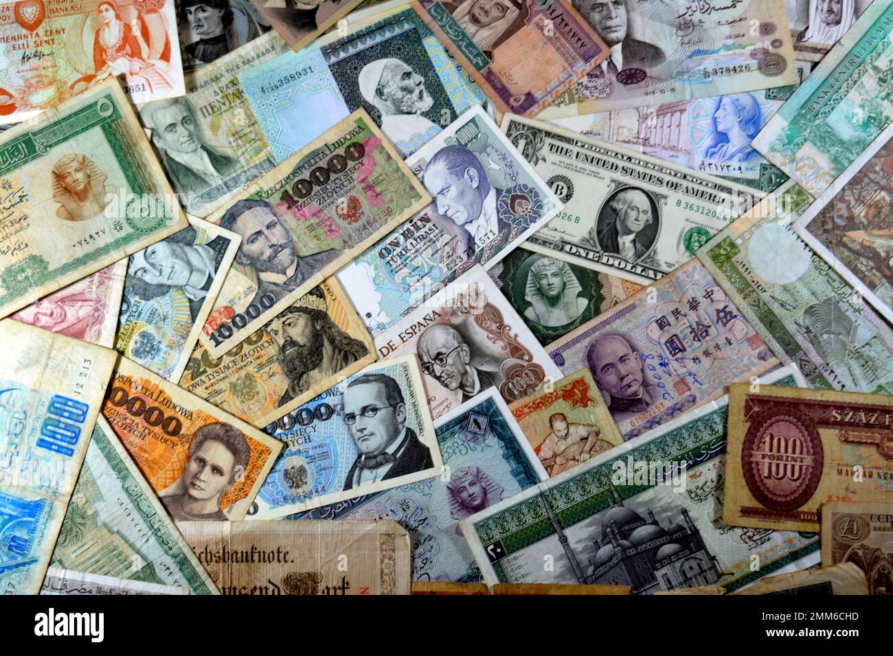 varie vecchie banconote in denaro da diversi paesi del mondo, stack di valute multiple, pile di fatture vintage retrò di origini diverse Foto Stock