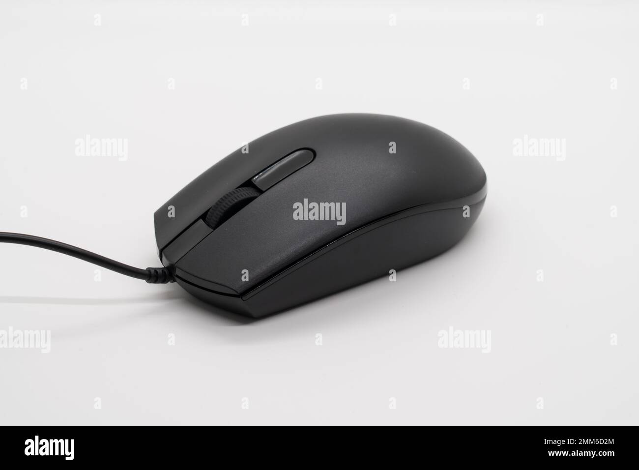 Calcolatore nero mouse isolato su uno sfondo bianco Foto Stock