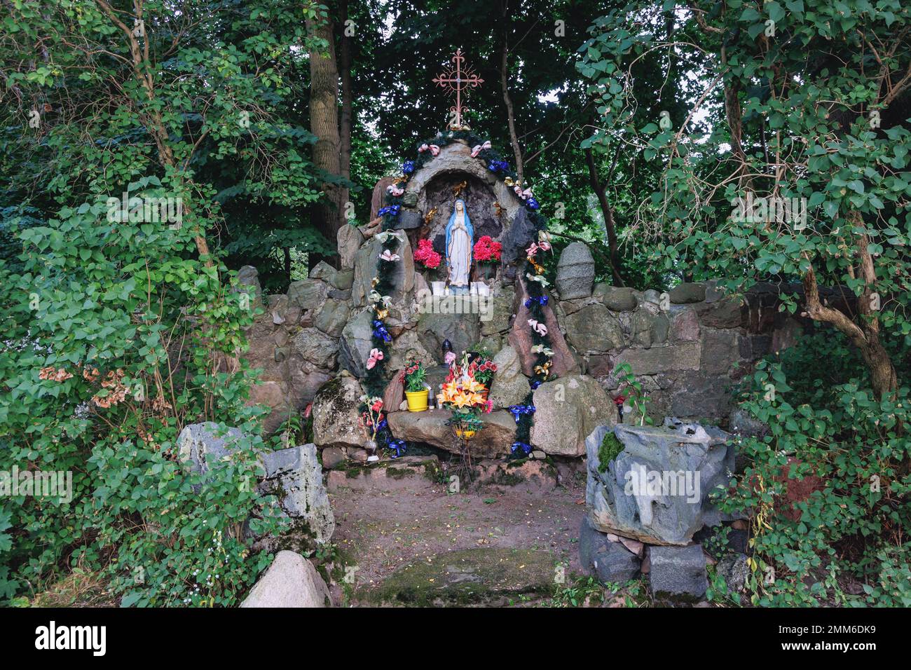 Wayside santuario vicino alla città di Mszczonow, Zyrardow County, Polonia Foto Stock