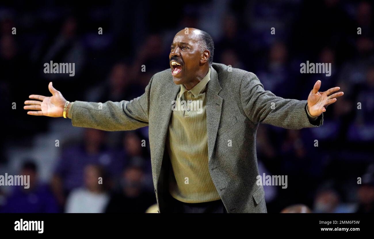 Kennesaw State coach Michael Cotton questions a call during the second half of the team's NCAA college basketball game against Kansas State on Friday, Nov. 9, 2018, in Manhattan, Kan. Kansas State won 56-41. (AP Photo/Charlie Riedel) Foto Stock