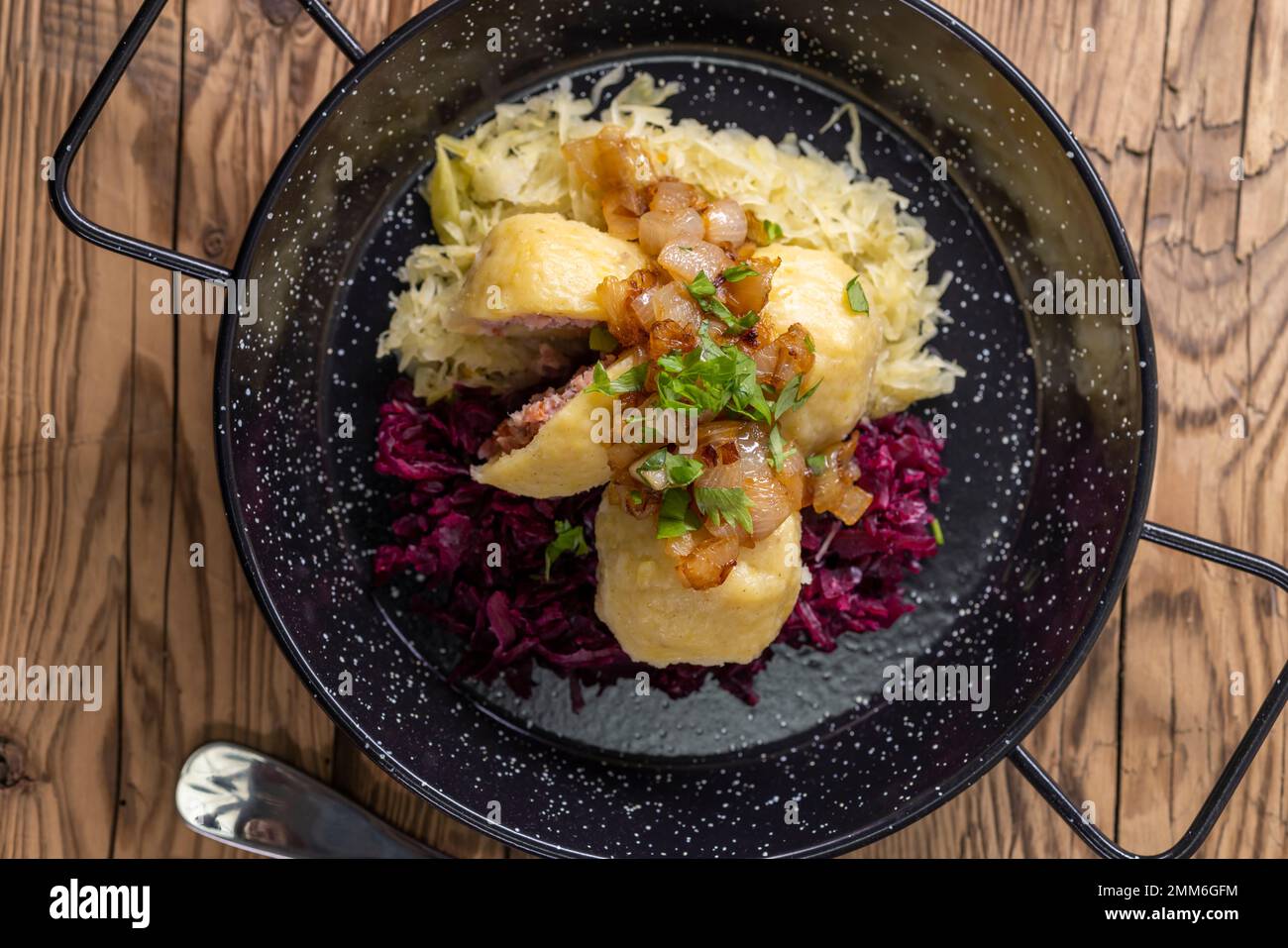 gnocchi ripieni di carne affumicata servita con cavolo rosso e bianco Foto Stock